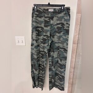 Universal Thread Women's Green Camouflage Cargo Pants